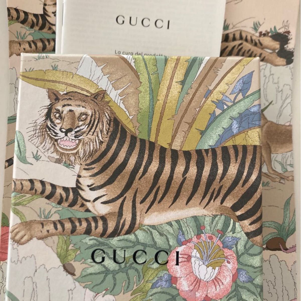 GUCCI TIGER グッチタイガー　折り財布　美品　箱あり