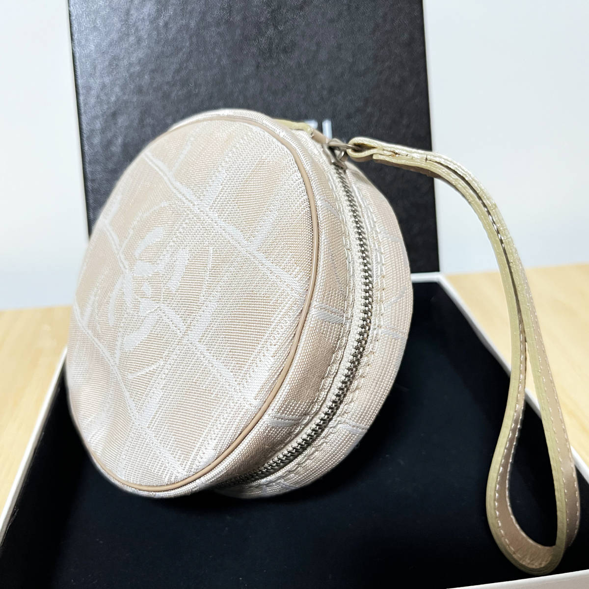 新品未使用】CHANEL シャネル ニュートラベルライン 丸型ポーチ