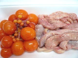 10キロ迄は送料同額にて同梱可能！！親鶏 串に！！希少な商品 貴重な品！！新鮮!!「北海道産とり卵管2kg」串 焼き鳥 (玉みち) 美味！！_キンカンと玉みち。右側になります。