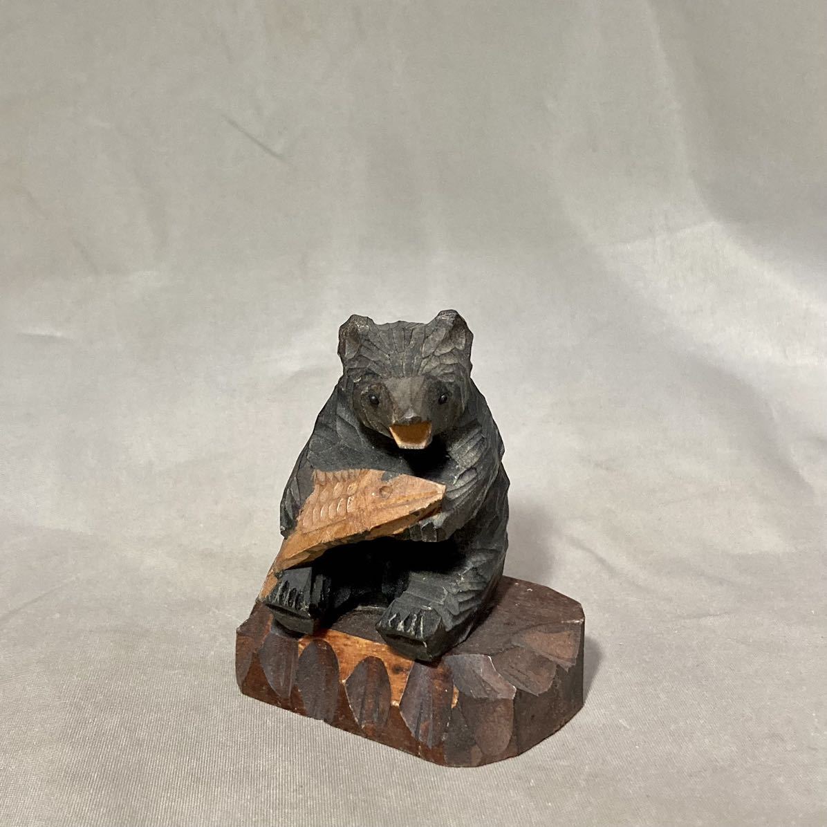 北海道古い木彫りの熊ガラス目鮭抱え小熊木彫り木彫熊くま一刀彫彫刻