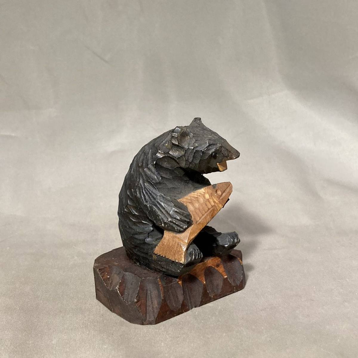 北海道古い木彫りの熊ガラス目鮭抱え小熊木彫り木彫熊くま一刀彫彫刻