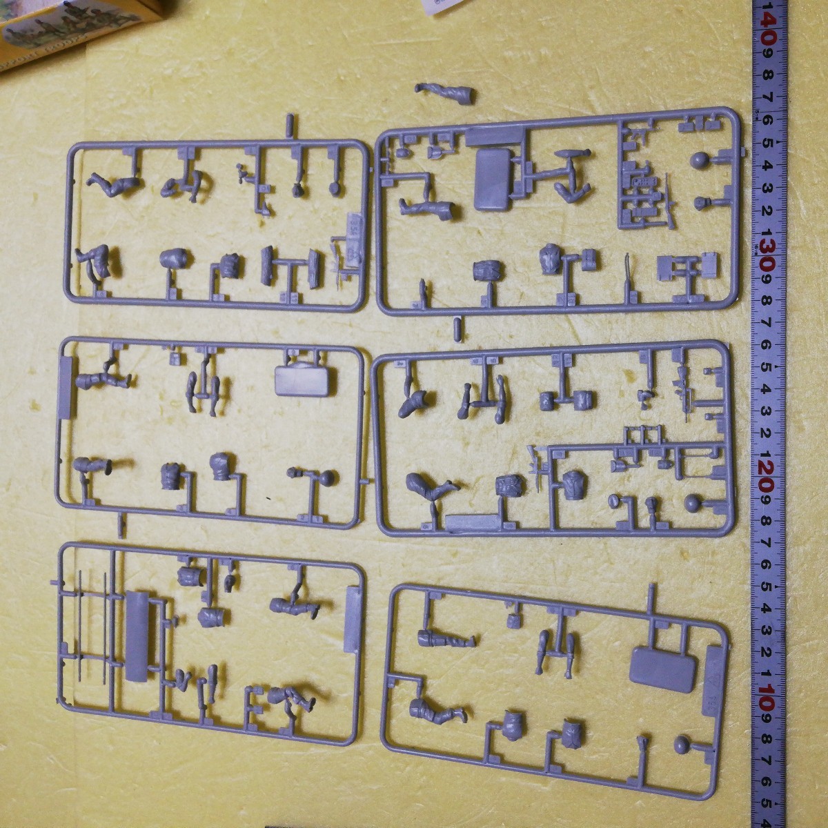 ☆地　1/35 イタレリ　支援部隊　将兵５名　担架　無線機　未組立　内袋なし　デカールなし_画像4