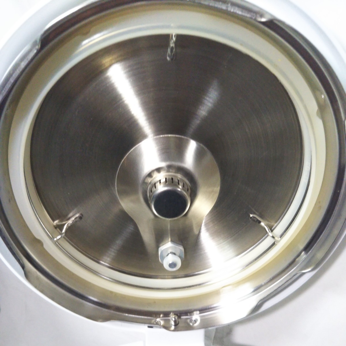 送料無料(4M2593)電気圧力鍋　pressure cooker プレッシャークッカー APC-T19W 2015年製 アルファックスコイズミ _画像4