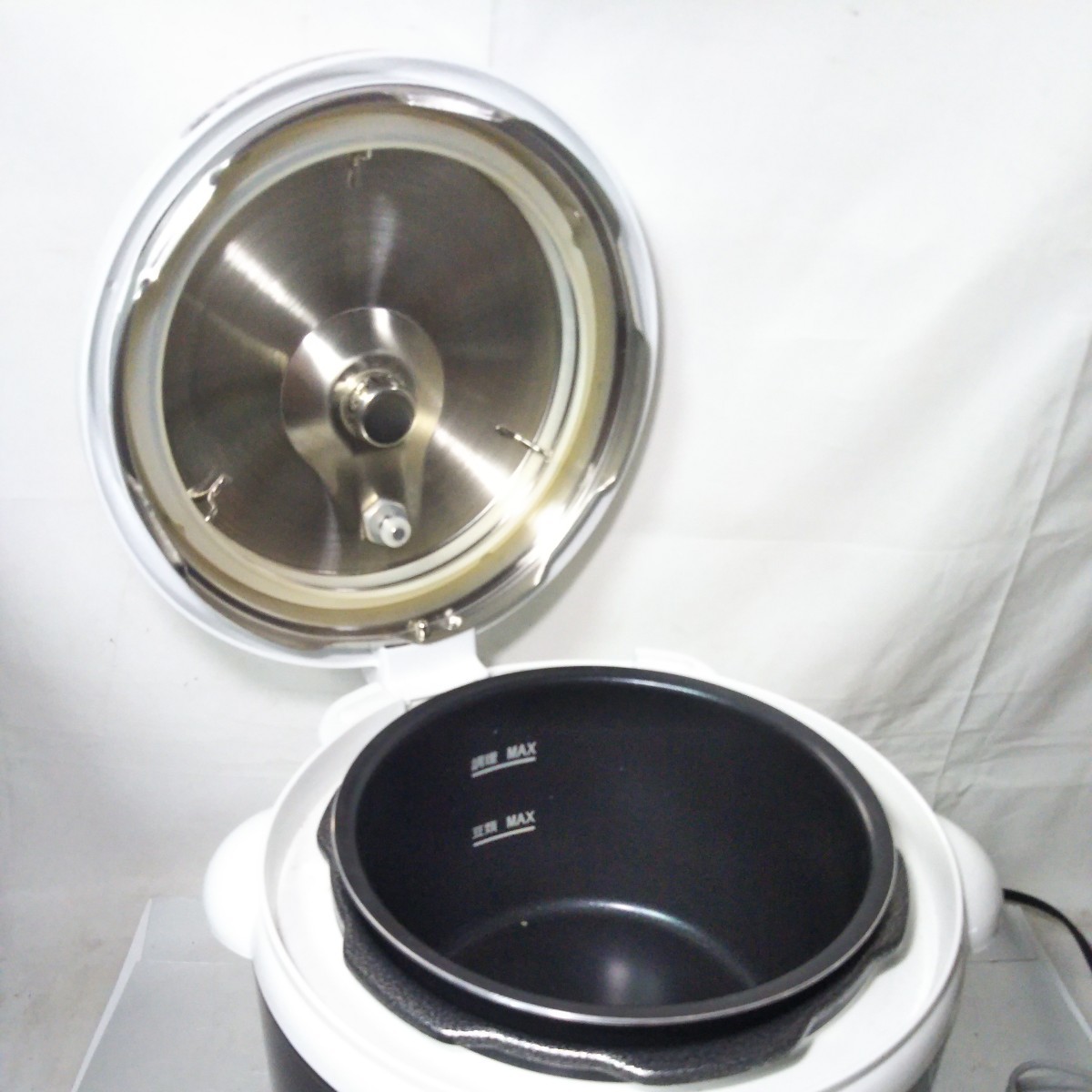 送料無料(4M2593)電気圧力鍋　pressure cooker プレッシャークッカー APC-T19W 2015年製 アルファックスコイズミ _画像2