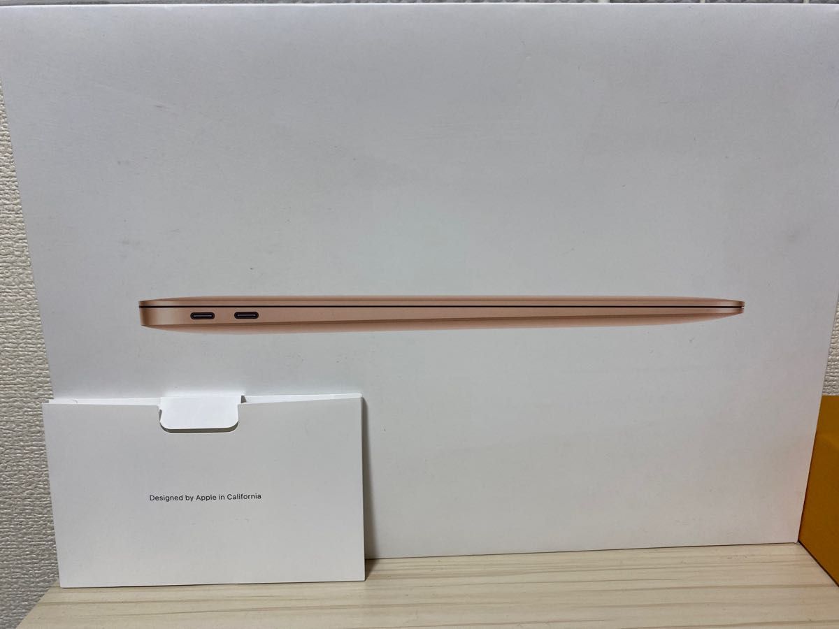 Apple M1 チップ搭載　13インチ　MacBook Air    8GBユニファイドメモリ　256GB SSD.  