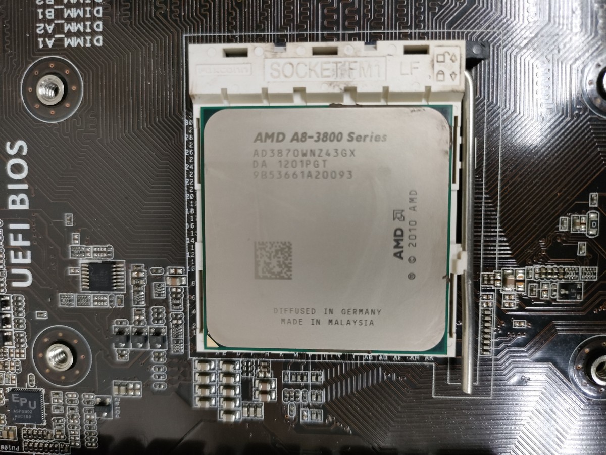 【ジャンク/現状品】ASUS F1A75 - M LE MicroATX マザーボード CPU:AMD A8-3870 メモリー 4GB 4枚付属 中古_画像3