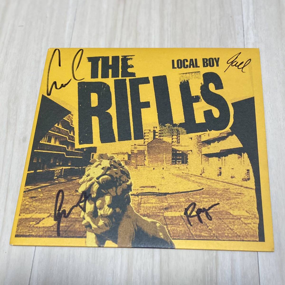THE RIFLES - Local Boy 7インチレコード■ライフルズ サイン入り アナログ盤 イアン・ブロウディプロデュース UKロックバンド_画像1