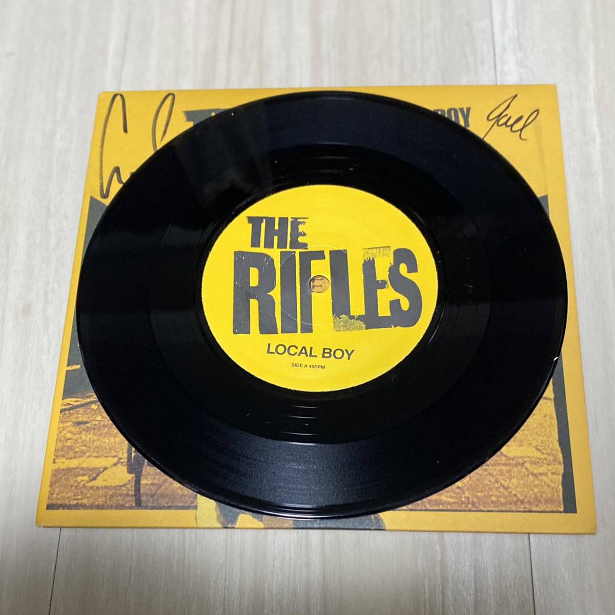 THE RIFLES - Local Boy 7インチレコード■ライフルズ サイン入り アナログ盤 イアン・ブロウディプロデュース UKロックバンド_画像3