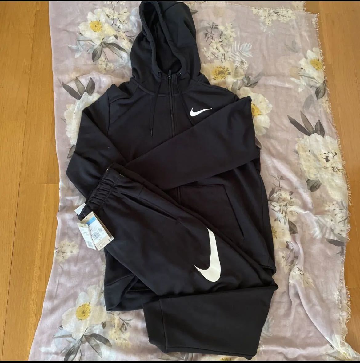 新品タグ付き】NIKE パーカー-