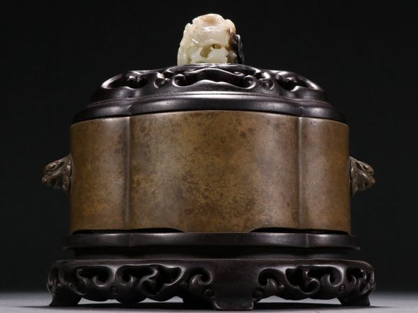 激安価格の 【瓏】古銅鏨刻彫 海棠形双獅耳香炉 蔵出 中国古賞物 銅器