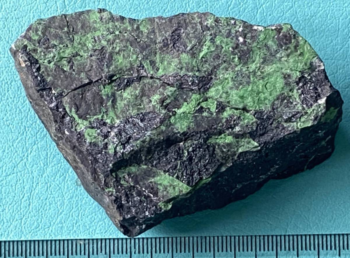 鉱物標本　クロム鉄鉱と灰クロムザクロ石　Chromite and Uvarorite 熊本県産_画像1