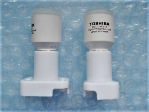 SB05-102　TOSHIBA　東芝ライテック　LED常夜灯　LDT1L-M-E12　集光タイプ　ソケット付き（メーカ不明）　中古品　1個_画像1