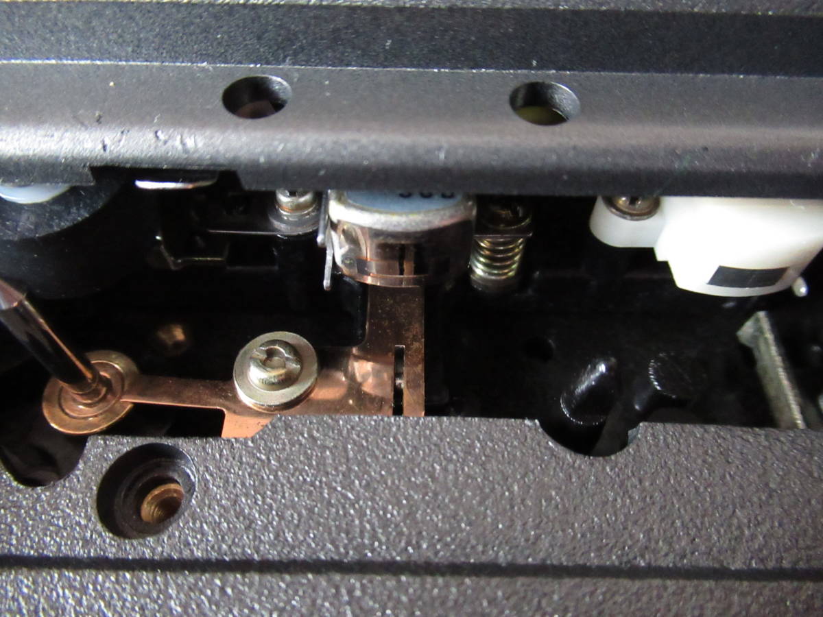 ピンチローラー交換＆スイッチ分解整備＆劣化電解コンデンサー＆劣化トランジスター交換、 モノラルラジカセ　CF-1980　動作品　№92_ヘッド周りの状態です。
