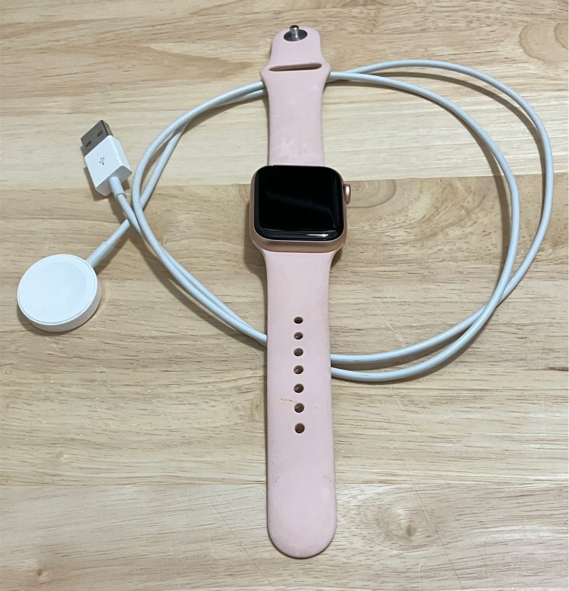 Apple Watch SE GPSモデル 40mm ゴールドアルミニウムケースとピンク