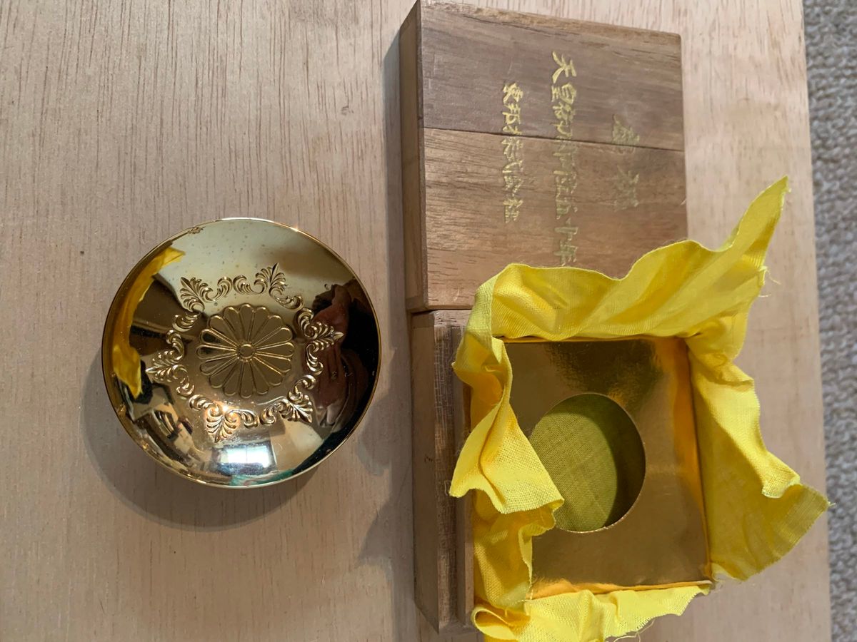 天皇陛下御即位50年金杯 箱付|Yahoo!フリマ(旧PayPayフリマ) 天皇陛下御即位50年金杯 箱付|Yahoo!フリマ(旧PayPayフリマ)