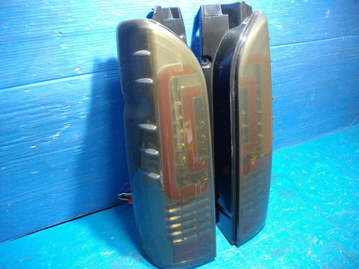 SA【8888】社外 フル LED テールライト テールレンズ スモークレンズ 左右セット 200系 ハイエース 1型 2型 3型 4型 中古品_画像2