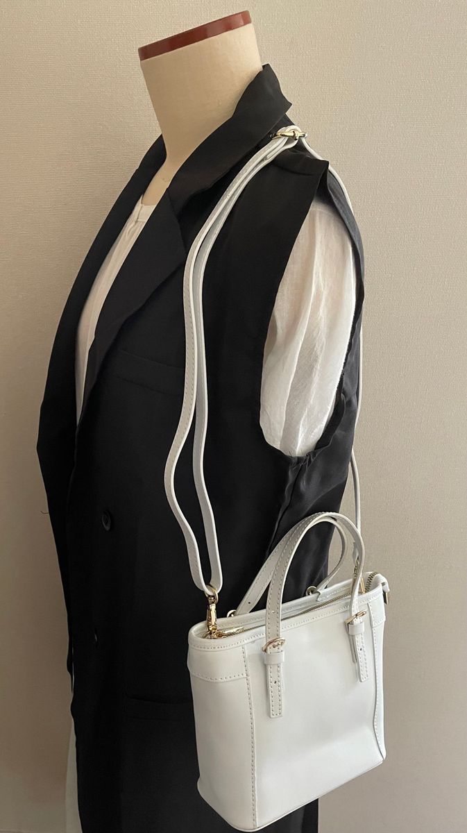 極美品　アジョリー　レザー　本革　ホワイト　ポシェット　ポーチ　斜め掛け　バッグ　イタリア製　スマホショルダー