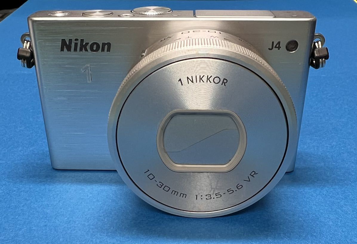 人気デザイナー 1 Nikon J4 シャッター数2,538回の使用頻度僅少の美品