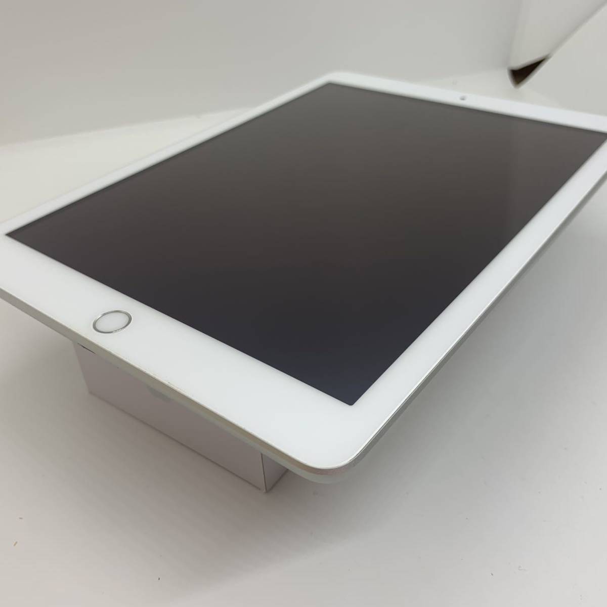 【S超美品】iPad 第5世代 Wi-Fiモデル シルバー 32GB 本体（99931）