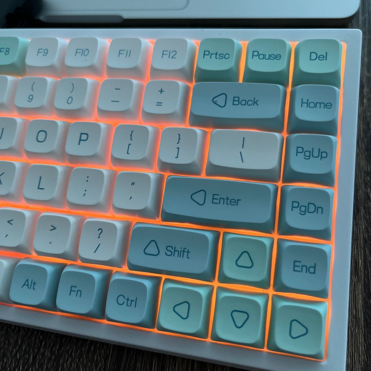 美品 YUNZII メカニカルキーボード 茶軸 有線 無線Bluetooth YZ 美品 YUNZII メカニカルキーボード 茶軸 有線 無線Bluetooth YZ