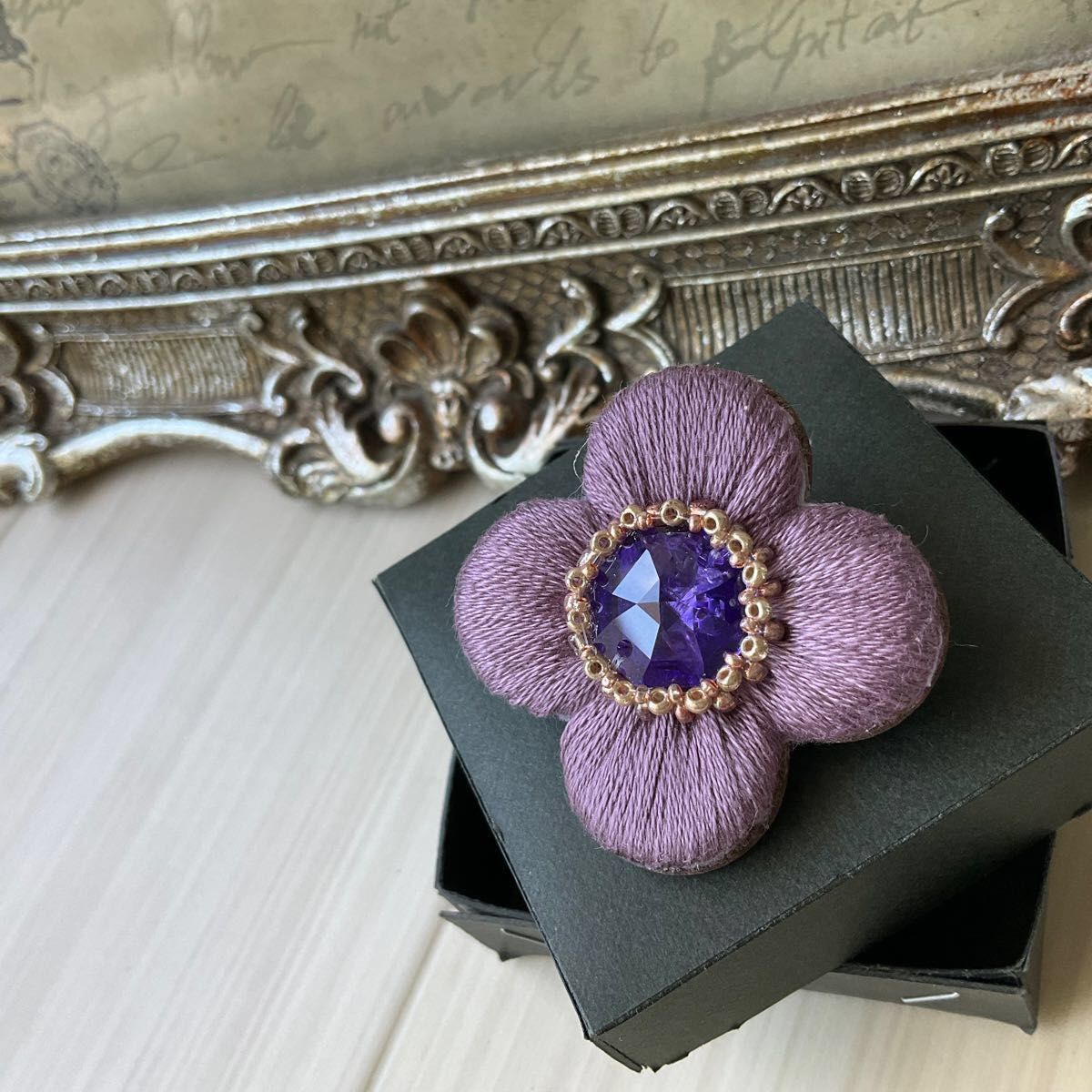 ぷっくり艶めくお花の刺繍ブローチ　or　ポニーフック　クラシカルパープル　くすみ紫　