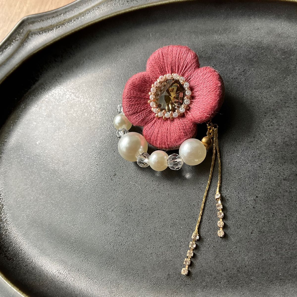 うっとり煌めくお花の刺繍ブローチ パールチャーム付きブローチ