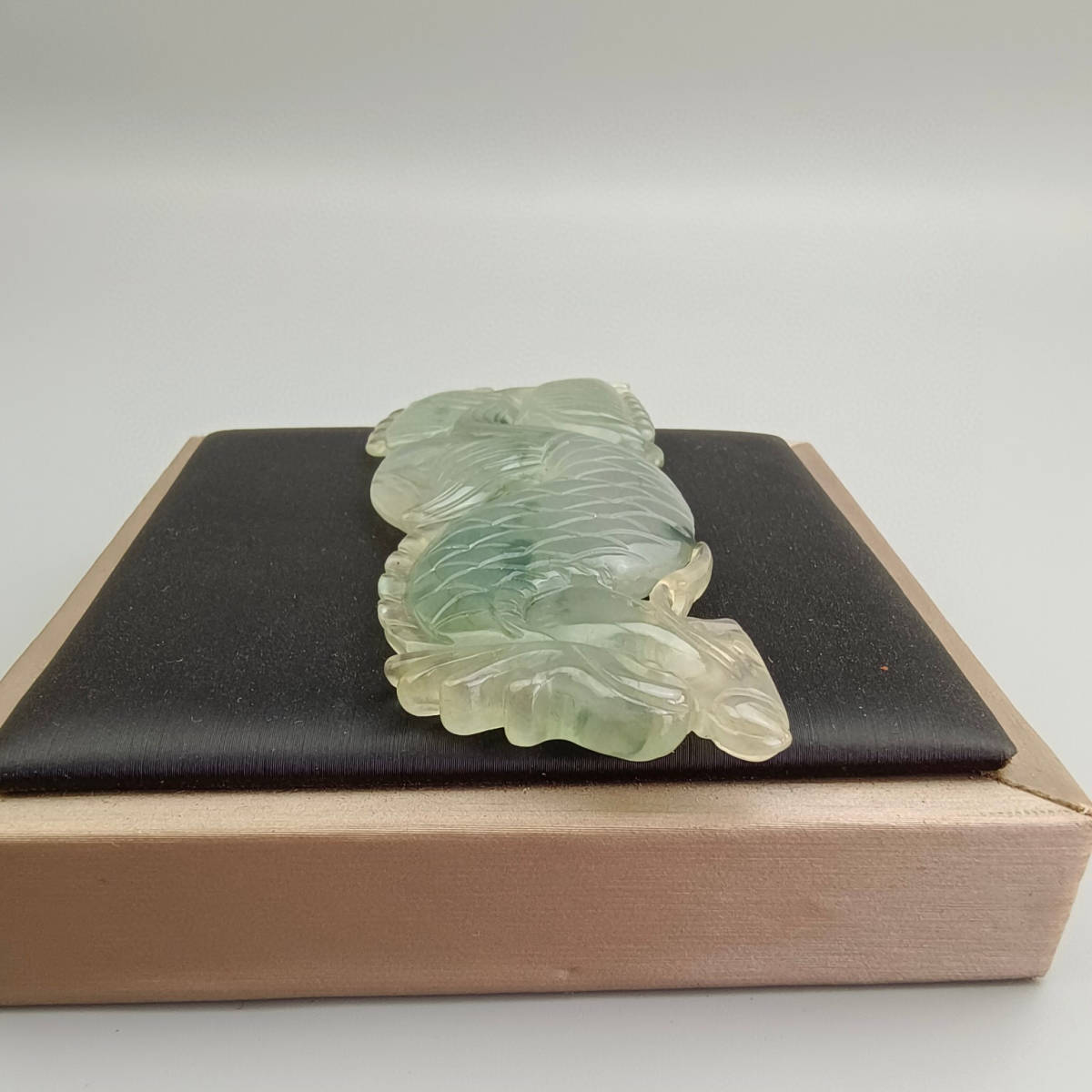 蔵友館蔵品・翡翠製・細密彫・高冰・飄藍・龍魚ペンダント】・希少珍品