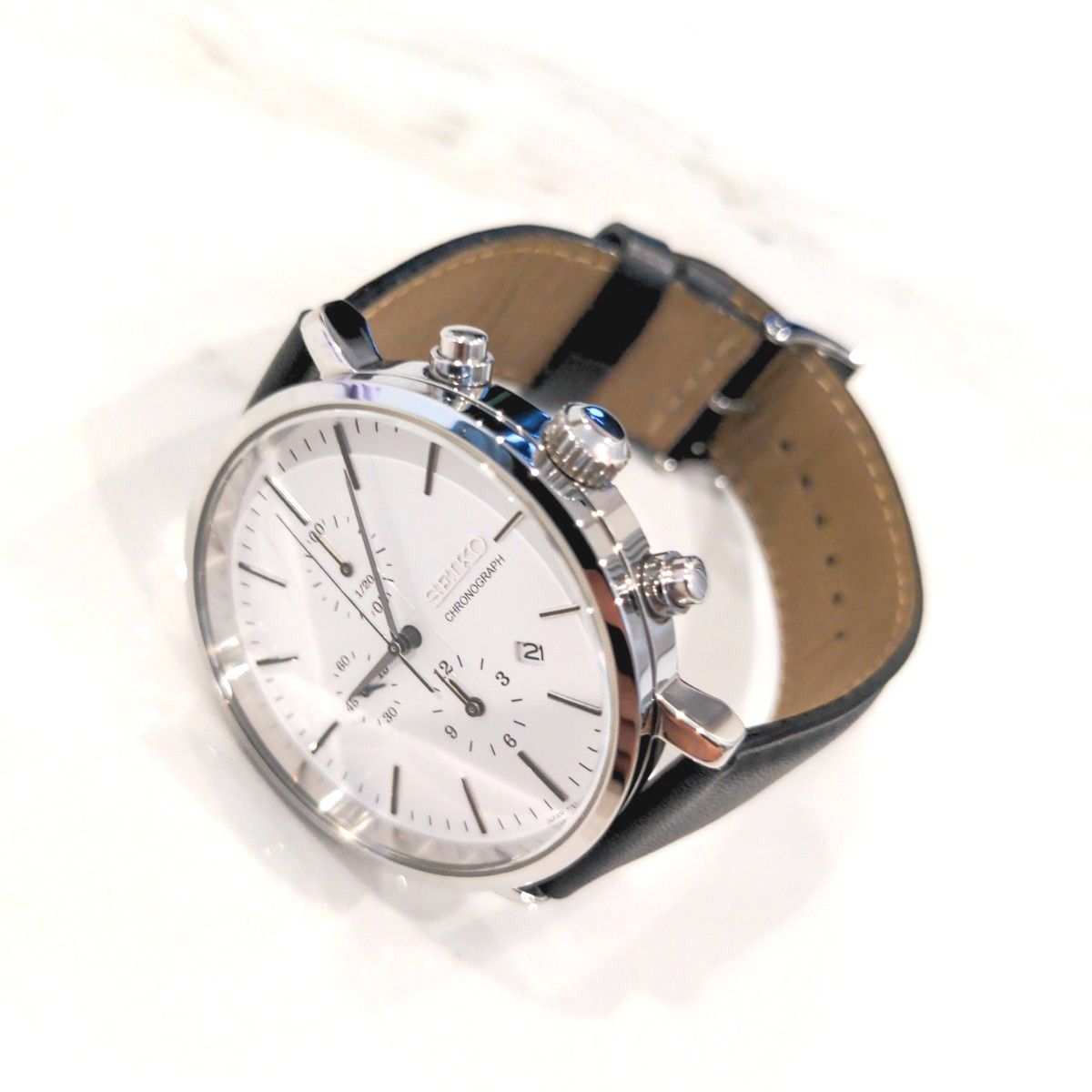SEIKO ・クロノグラフ ・クォーツ電池式・デイト表示・白文字盤 SEIKO ・クロノグラフ ・クォーツ電池式・デイト表示・白文字盤