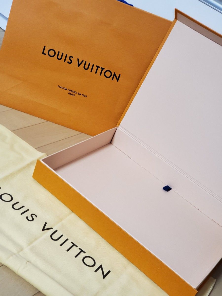 新品未使用   LOUIS VUITTON ルイヴィトン化粧箱と紙袋と2点  マグネット開閉。  