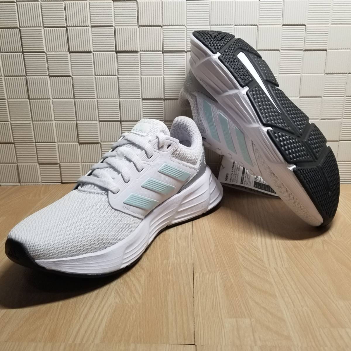 送料無料・新品未使用！！アディダス adidas ランニングシューズ スニーカー / GALAXY 6 OM W / 白 ホワイト 23.0ｃｍ