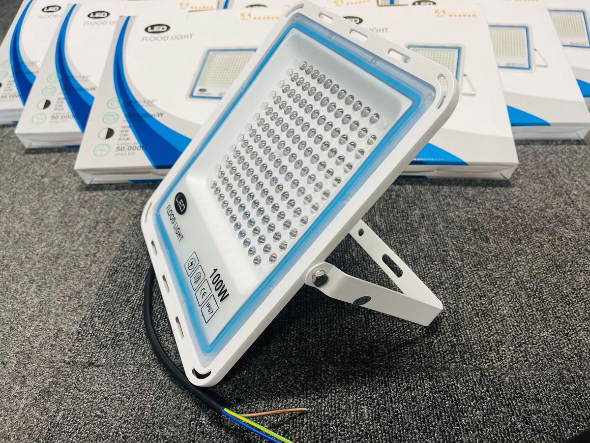 極薄型 LED投光器 100W 2個セット 広角120° 昼光色6000K 11000LM IP67 作業灯 駐車場灯 防水 屋外