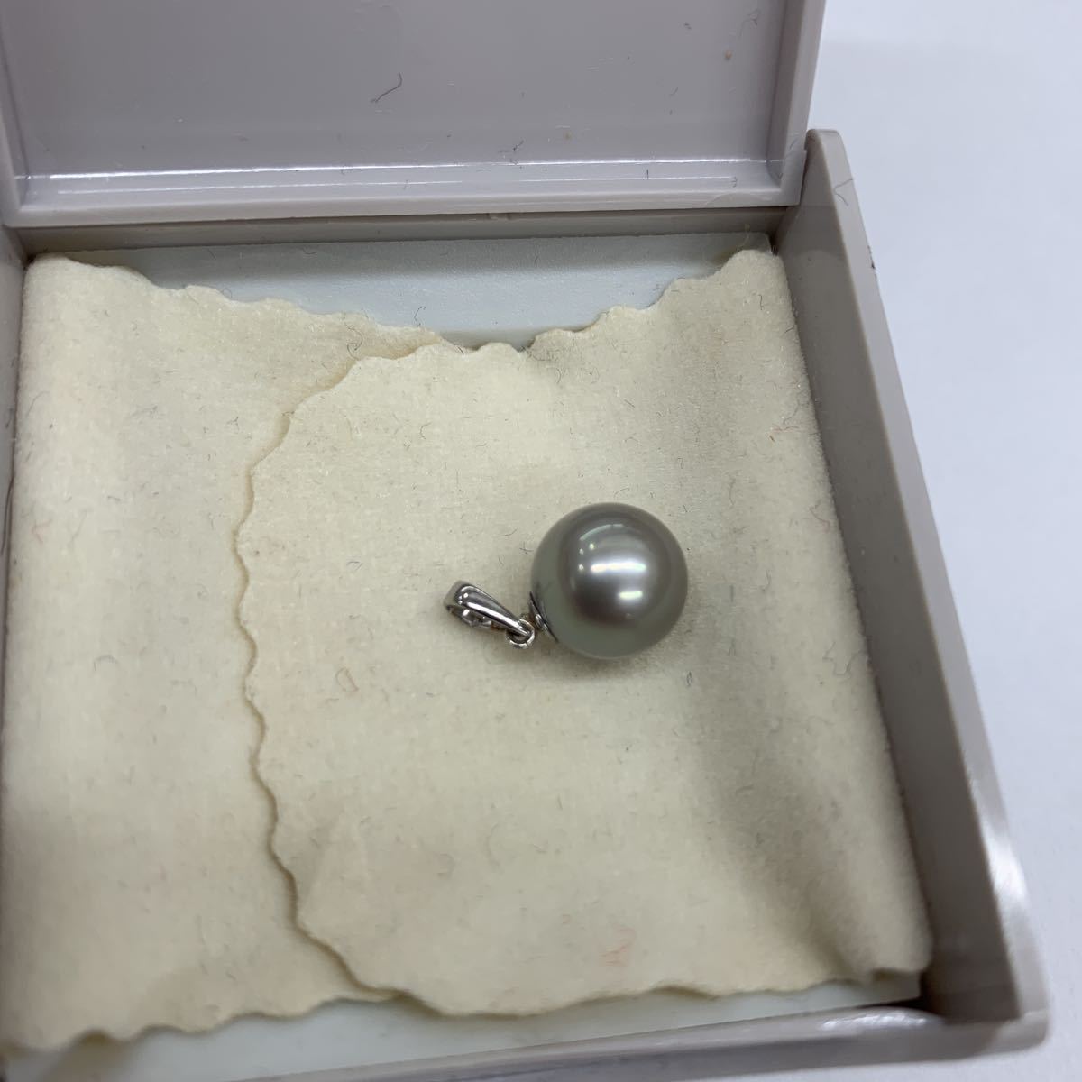 B3558 pearl 9.5. pendant top platinum 