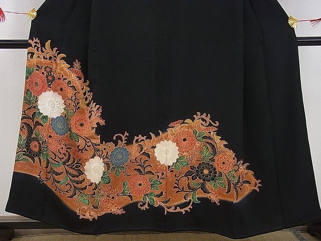 平和屋野田店■豪華黒留袖　駒刺繍　花唐草文　暈し染め　金彩　逸品　n-je2504_画像2