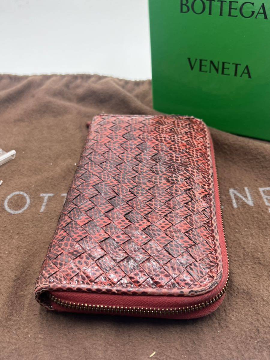 『人気モデル』bottega veneta ボッテガヴェネタ 長財布 ラウンドファスナー パイソン 蛇 赤 イントレチャート メンズ レディース_画像3