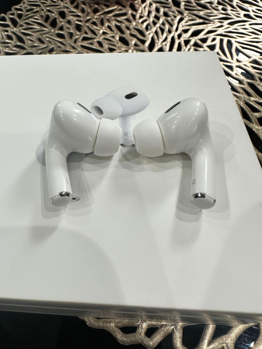 美品　AirPods Pro 第2世代目　付属品未使用　Lightning端子 Apple イヤホン ワイヤレスイヤホン