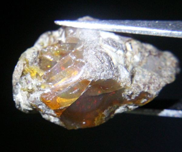 【激安】天然ファイアーオパール母岩付き原石 16.55ct　ビッグサイズ エチオピア【561】_画像1