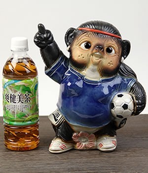 信楽焼 サッカー狸(メス) たぬき タヌキ 開運 縁起物 可愛い 商売繁盛 ギフト 開店祝 置物 かわいい スポーツ ユニフォーム ta-0263_画像2