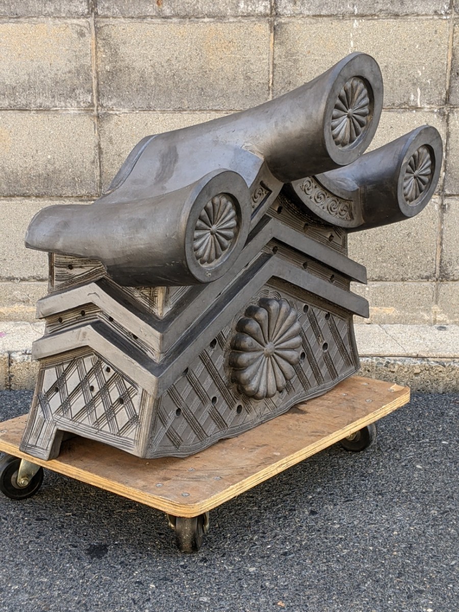 皇居 賢所 鬼瓦 平成19年改修 瓦宇工業所 高59cm 幅62cm 奥40cm 皇居 賢所 鬼瓦 平成19年改修 瓦宇工業所 高59cm 幅62cm 奥40cm