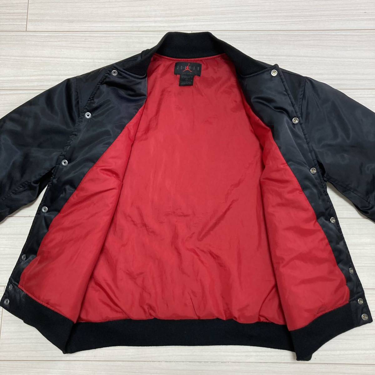 レア■NIKE JORDAN BRAND■中綿 サテン スタジャン ジャケット L 黒 AS M J JMC JACKET エアジョーダン  ジャンプマン ボンバー MA-1