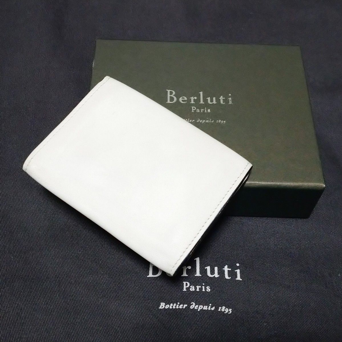 ベルルッティ 名刺入れ 限定品 カリグラフィ スクリット 白 ベルルッティ 名刺入れ 限定品 カリグラフィ スクリット 白