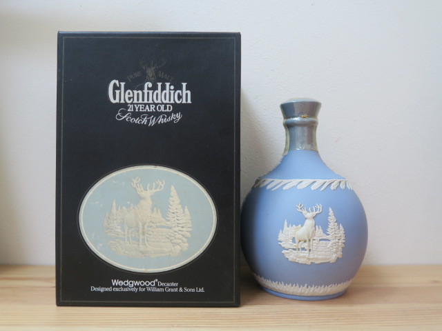 古酒 未開栓 箱付 超希少品 Glenfiddich グレンフィディック 21年 WEDGWOOD ウェッジウッド 陶器ボトル 1323g スコッチウイスキー _画像1