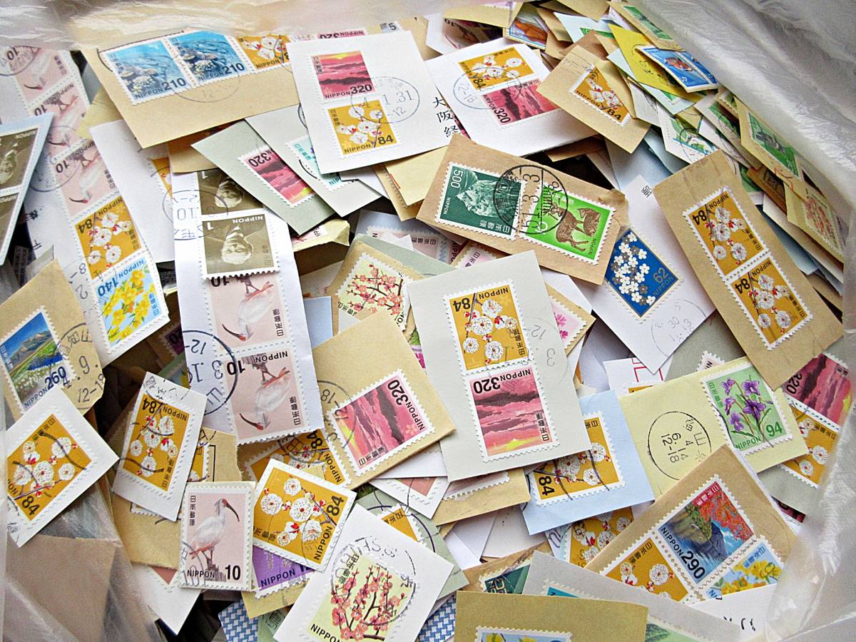 【約18.6kg 箱含 日本 普通切手 紙付き】使用済み切手 大量セット キロボックス 消印あり まとめて 色々 日本切手 まとめ売り_画像1