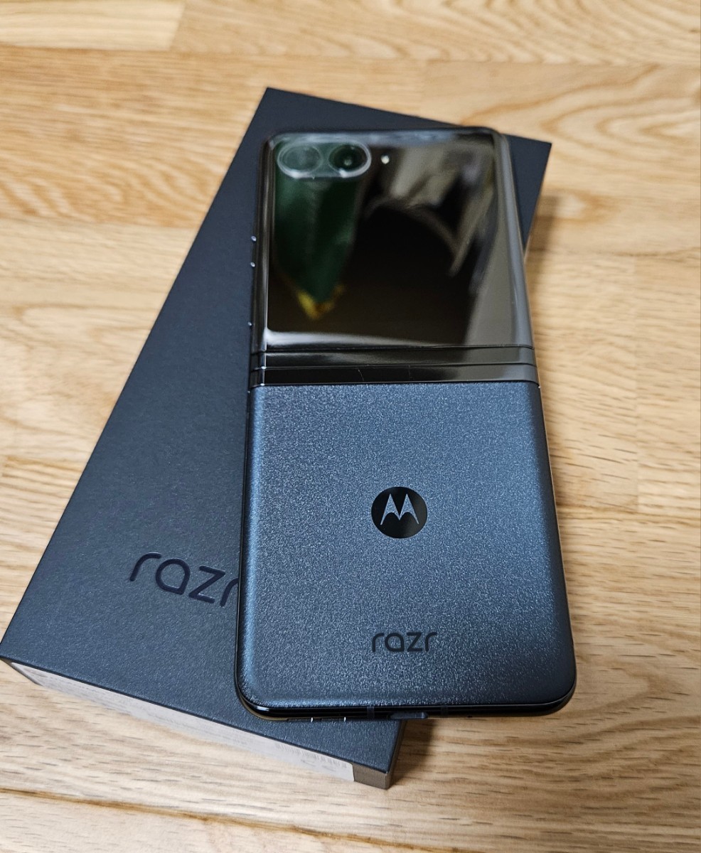 MOTOROLA razr 40 ULTRA 日本版 SIMフリー MOTOROLA razr 40 MOTOROLA razr 40 ULTRA 日本版 SIMフリー MOTOROLA razr 40