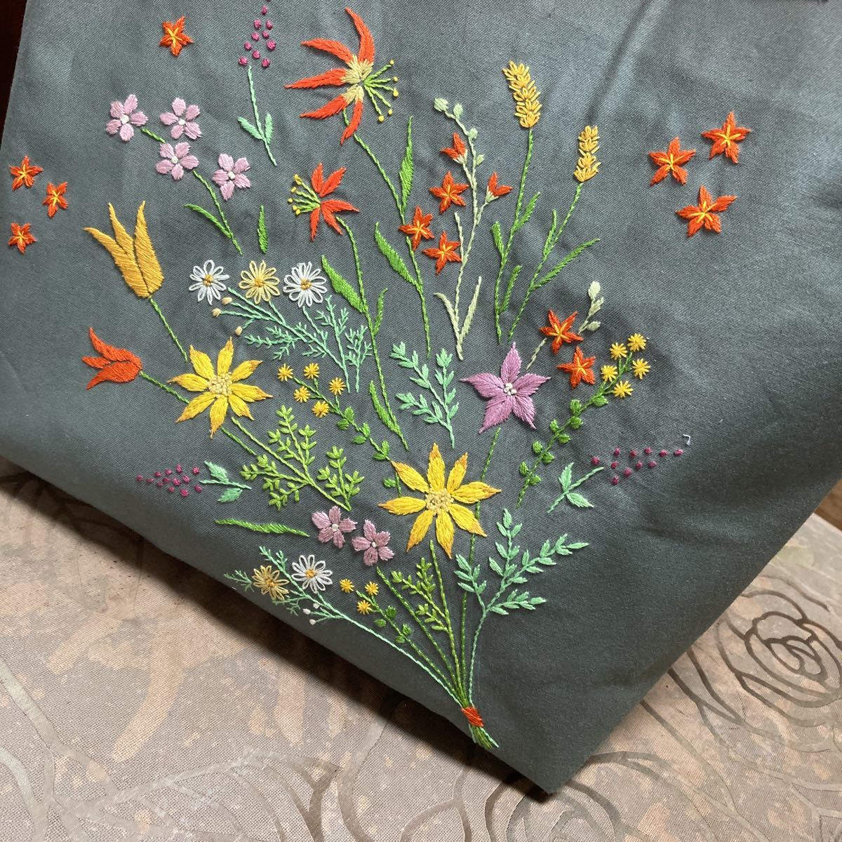 大きなトートトートバッグ 野の花束手刺繍グリーン_画像8