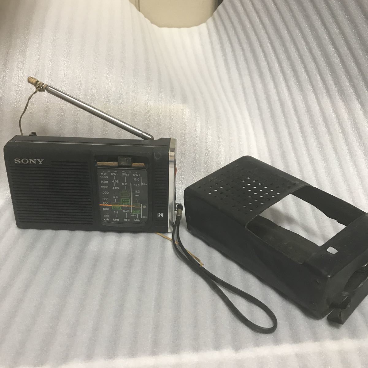  era thing Sony corporation manufacture SONY TR-4400 short wave radio junk 