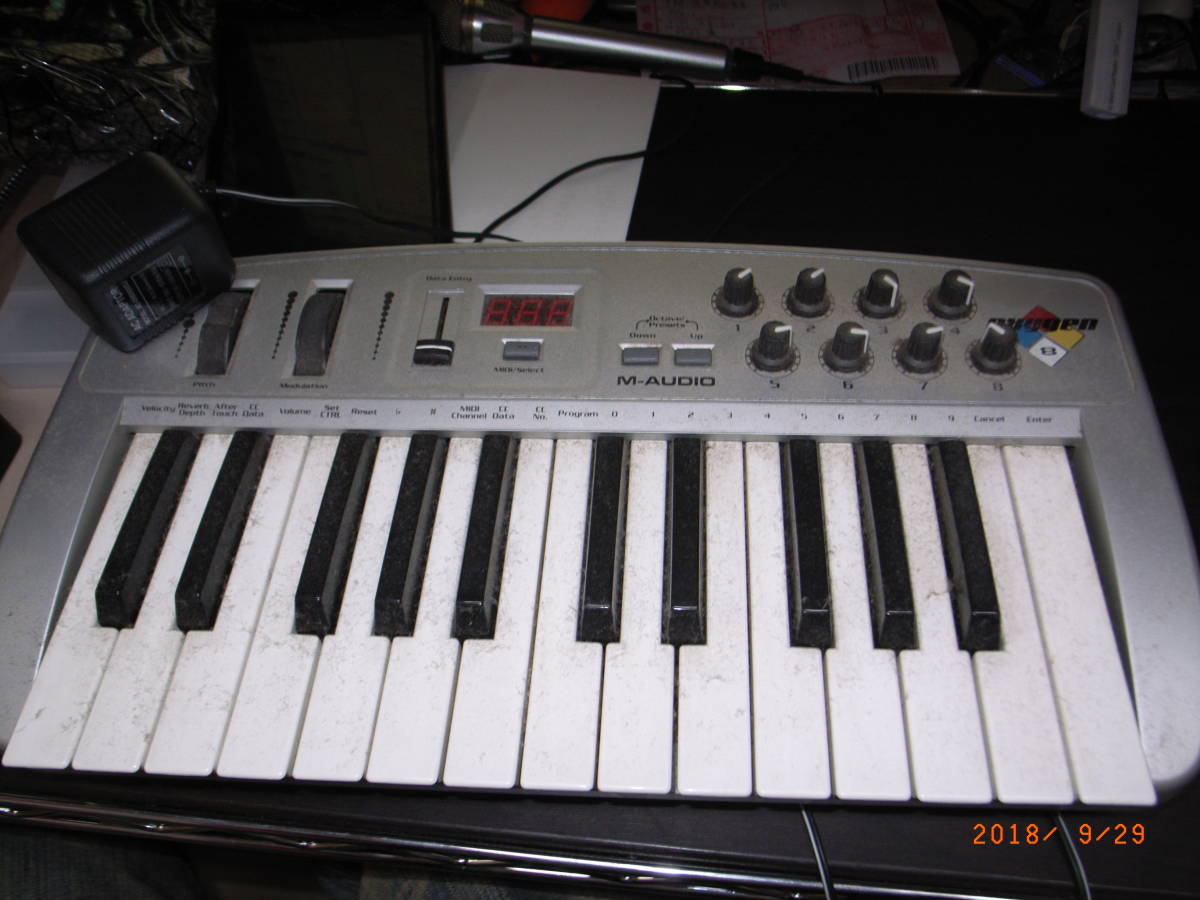 M-AUDIO OXYGEN8 MIDI клавиатура контроллер 