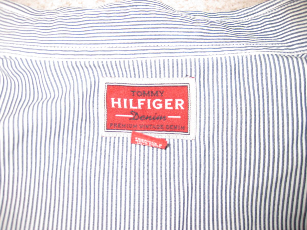 ★TOMMY HILFIGER Denim/トミーヒルフィガー★長袖シャツ★M★グレー×白ストライプ/赤系プリント★_画像2