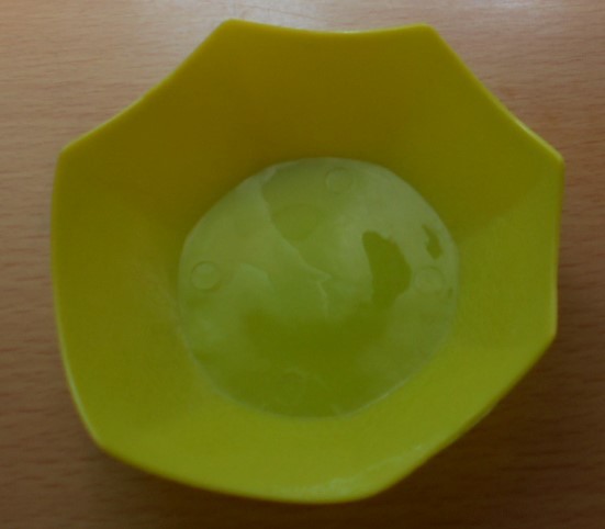 小皿 プラスチック製 黄緑色 中古 1点_画像1