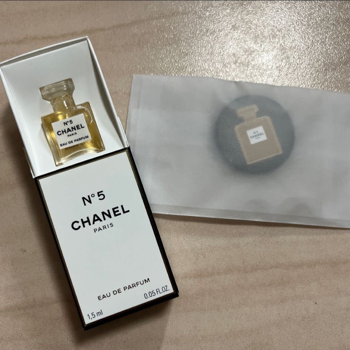 CHANEL シャネル N°5 観覧車 イベント ノベルティ 香水 缶バッジ CHANEL シャネル N°5 観覧車 イベント ノベルティ 香水 缶バッジ