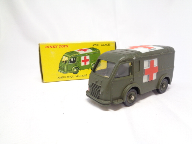 DINKY TOYS 820 AMBULANCE MILITARE RENAULT-CARRIER Dinky Renault army for ambulance ( box attaching ) postage extra 